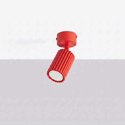 Plafonnier Oslo 1 spot orientable rouge vif, vue en situation sur fond clair