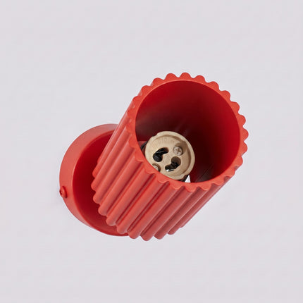 Plafonnier Oslo 1 spot orientable rouge vif sur fond coloré, vue de trois quarts