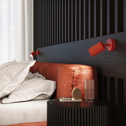 Plafonnier Oslo 1 spot orientable rouge vif au-dessus d'un plan de travail