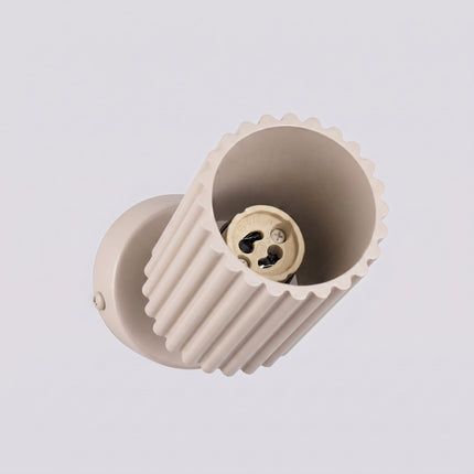 Plafonnier Oslo 1 Spot Orientable en Aluminium Cannelé Taupe, vue sur fond coloré