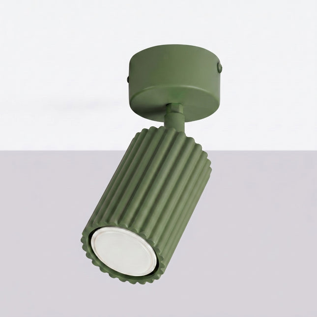 Plafonnier Oslo 1 Spot Orientable en Aluminium Cannelé Vert Olive, vue en situation