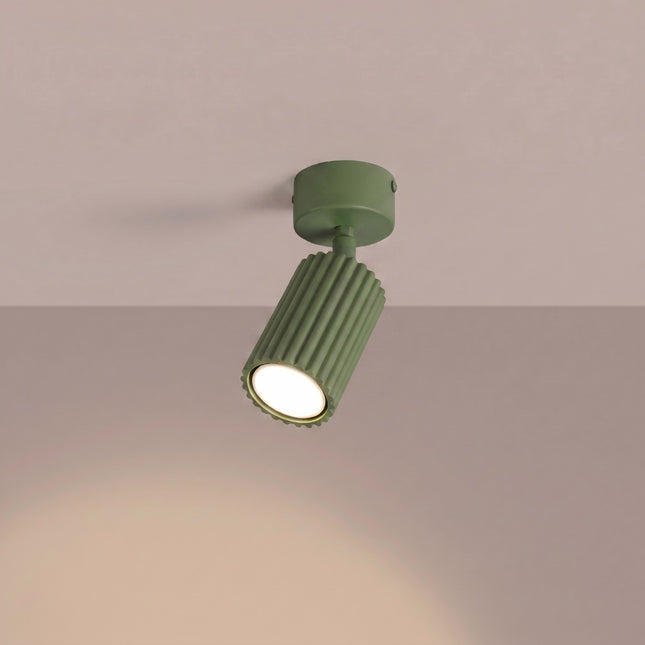 Plafonnier Oslo 1 Spot Orientable en Aluminium Cannelé Vert Olive, lumière allumée