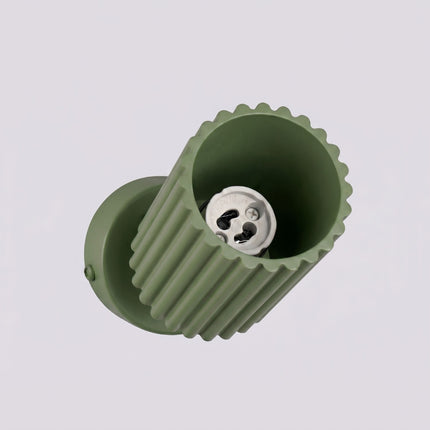 Plafonnier Oslo 1 Spot Orientable en Aluminium Cannelé Vert Olive, vue sur fond coloré