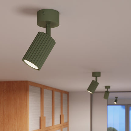 Plafonnier Oslo 1 Spot Orientable en Aluminium Cannelé Vert Olive, mise en situation 3