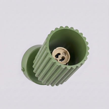 Plafonnier Oslo 1 spot orientable vert sauge sur fond coloré, vue de trois quarts