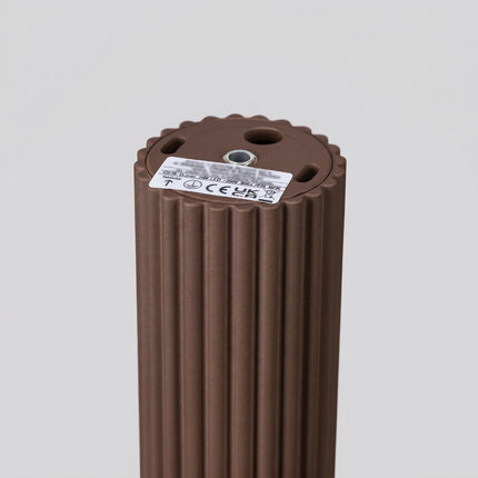 Plafonnier Oslo 10 Brun Chocolat en Aluminium Nervuré, vue sur fond coloré