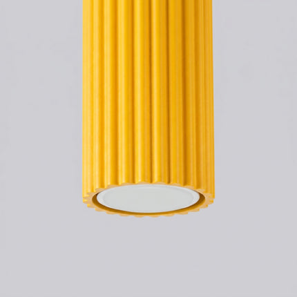 Plafonnier Oslo 10 Jaune Ambré en Aluminium Nervuré, vue sur fond coloré
