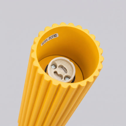 Plafonnier Oslo 10 Jaune Ambré en Aluminium Nervuré, packshot de trois quarts