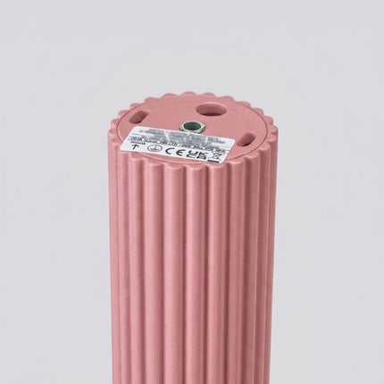 Plafonnier Oslo 10 Rose Poudré en Aluminium Nervuré, vue sur fond coloré