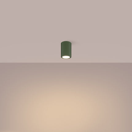 Plafonnier Oslo 10 vert olive en aluminium strié, luminaire compact pour plafond au style naturel et organique
