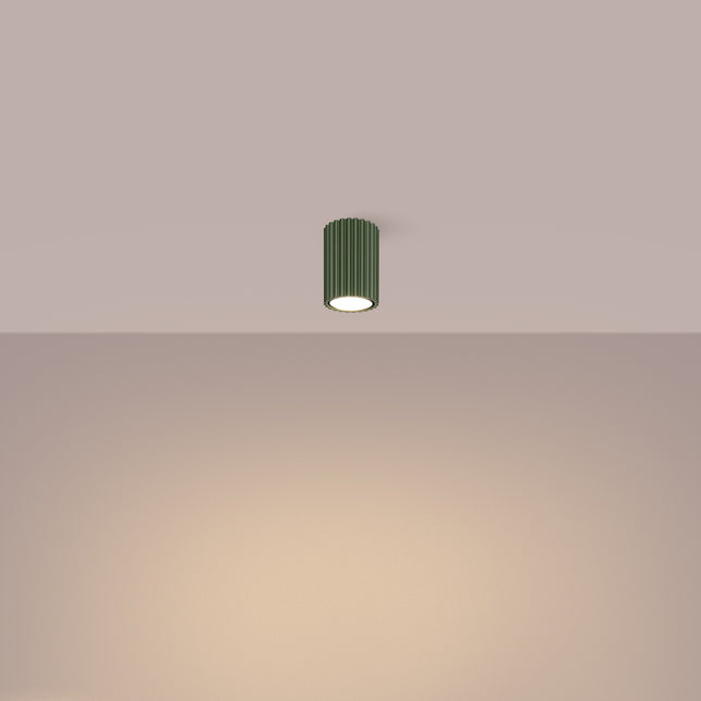 Plafonnier Oslo 10 vert olive en aluminium strié, luminaire compact pour plafond au style naturel et organique