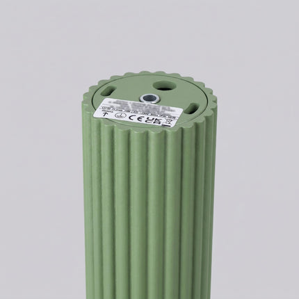 Plafonnier Oslo 10 Vert Sauge en Aluminium Nervuré, vue sur fond coloré