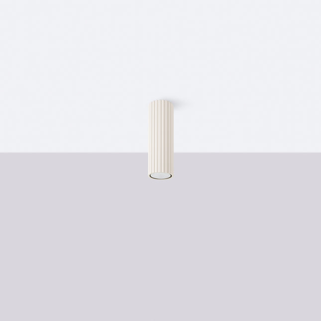 Plafonnier Oslo 20 beige en aluminium nervuré, vue de face sur fond blanc