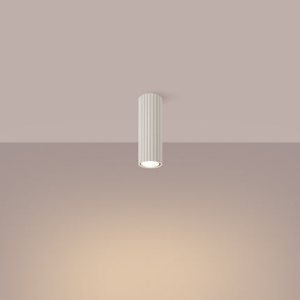 Détail des cannelures verticales du plafonnier Oslo 20 beige en aluminium