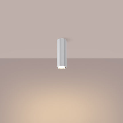 Détail des cannelures verticales du plafonnier Oslo 20 blanc en aluminium