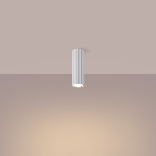Détail des cannelures verticales du plafonnier Oslo 20 blanc en aluminium