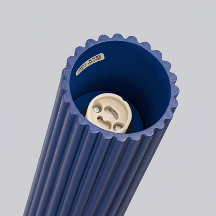 Plafonnier Oslo 20 bleu outremer, packshot de trois quarts