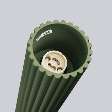 Faisceau lumineux vertical diffusé par le plafonnier Oslo 20 vert olive