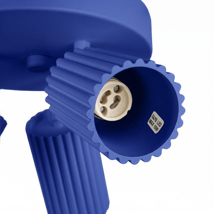 Plafonnier Oslo 3 Spots Orientables Aluminium Bleu Outremer, vue sur fond coloré