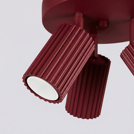 Plafonnier Oslo 3 Spots Orientables Aluminium Bordeaux, vue sur fond coloré