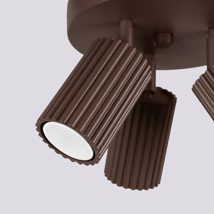 Plafonnier Oslo 3 Spots Orientables Aluminium Brun Chocolat, vue sur fond coloré