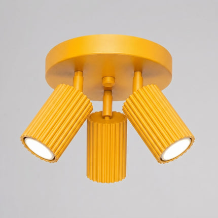 Plafonnier Oslo 3 Spots Orientables Aluminium Jaune Ambré, vue sur fond coloré