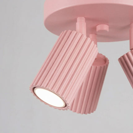 Plafonnier Oslo 3 Spots Orientables Aluminium Rose Poudré, vue sur fond coloré