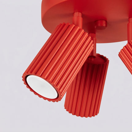 Plafonnier Oslo 3 Spots Orientables Aluminium Rouge Vif, vue sur fond coloré