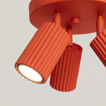 Plafonnier Oslo 3 Spots Orientables Aluminium Rouge Vif, packshot de trois quarts