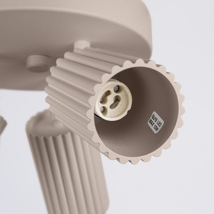 Plafonnier Oslo 3 Spots Orientables Aluminium Taupe, vue sur fond coloré
