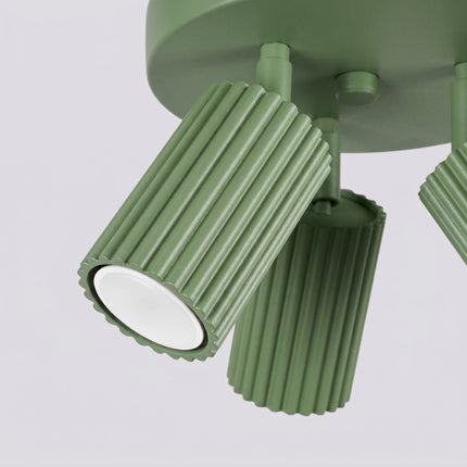 Plafonnier Oslo 3 Spots Orientables Aluminium Vert Sauge, vue sur fond coloré