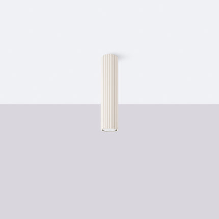 Gros plan sur les cannelures verticales du plafonnier Oslo 30 beige en aluminium
