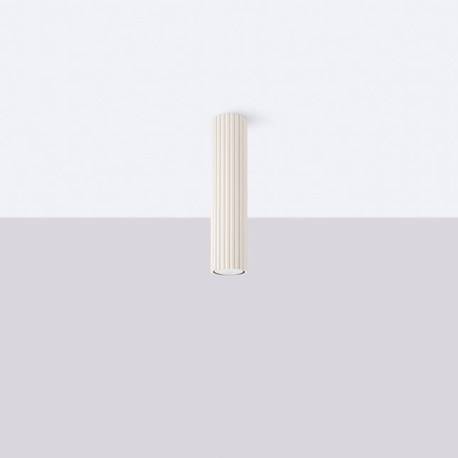 Gros plan sur les cannelures verticales du plafonnier Oslo 30 beige en aluminium