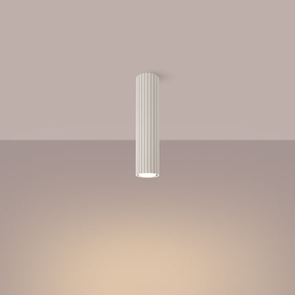 Plafonnier Oslo 30 beige vu de trois quarts, silhouette cylindrique fixée au plafond