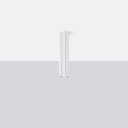 Gros plan sur les cannelures verticales du plafonnier Oslo 30 blanc en aluminium