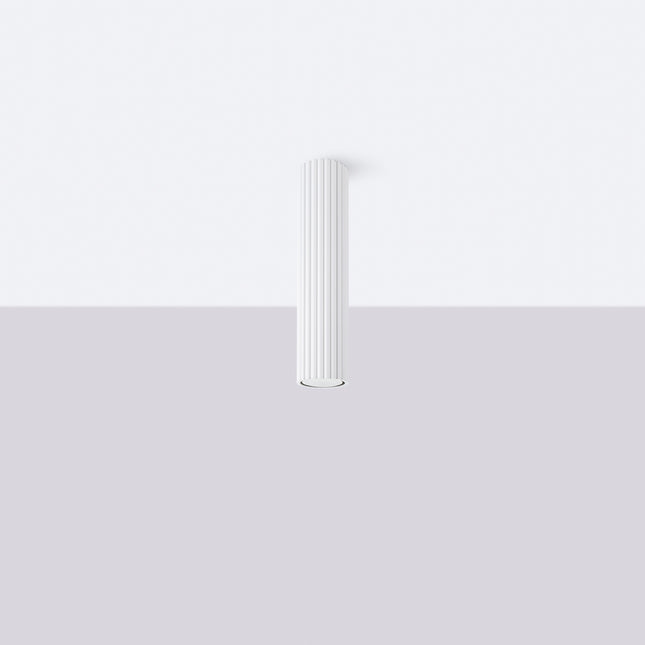 Gros plan sur les cannelures verticales du plafonnier Oslo 30 blanc en aluminium