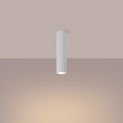 Plafonnier Oslo 30 blanc vu de trois quarts, silhouette cylindrique fixée au plafond