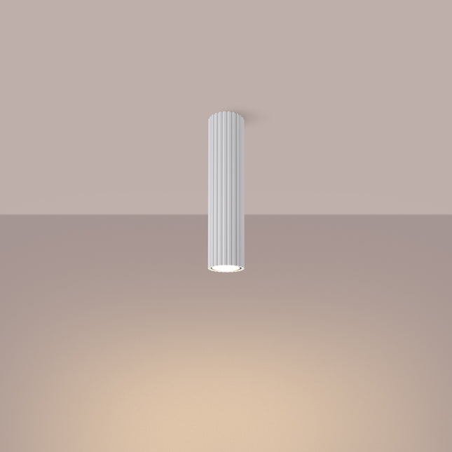 Plafonnier Oslo 30 blanc vu de trois quarts, silhouette cylindrique fixée au plafond