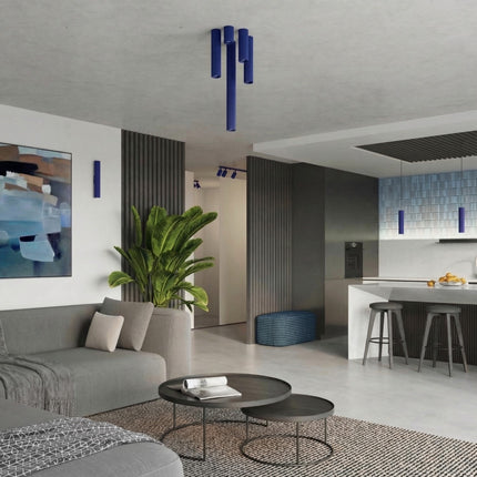 Plafonnier Oslo 30 bleu outremer dans une pièce à vivre