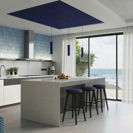 Plafonnier Oslo 30 bleu outremer au-dessus d'un plan de travail