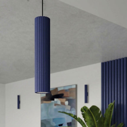 Plafonnier Oslo 30 bleu outremer dans un intérieur contemporain