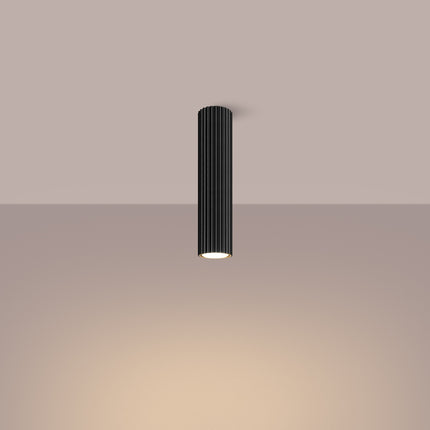 Plafonnier Oslo 30 noir vu de trois quarts, silhouette cylindrique fixée au plafond