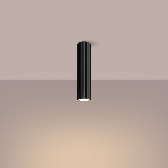 Plafonnier Oslo 30 noir vu de trois quarts, silhouette cylindrique fixée au plafond
