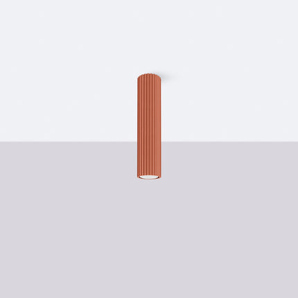 Gros plan sur les cannelures verticales du plafonnier Oslo 30 rouge ocre en aluminium