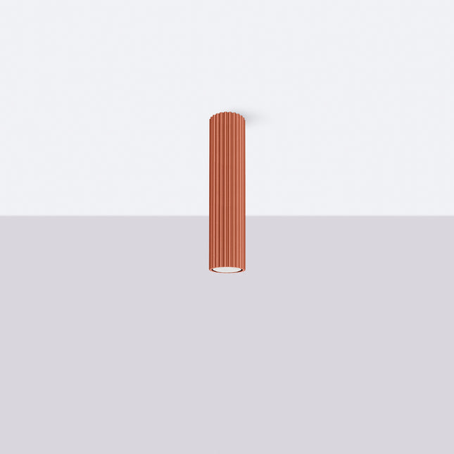 Gros plan sur les cannelures verticales du plafonnier Oslo 30 rouge ocre en aluminium