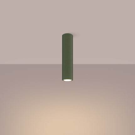 Plafonnier Oslo 30 vert olive vu de trois quarts, silhouette cylindrique fixée au plafond