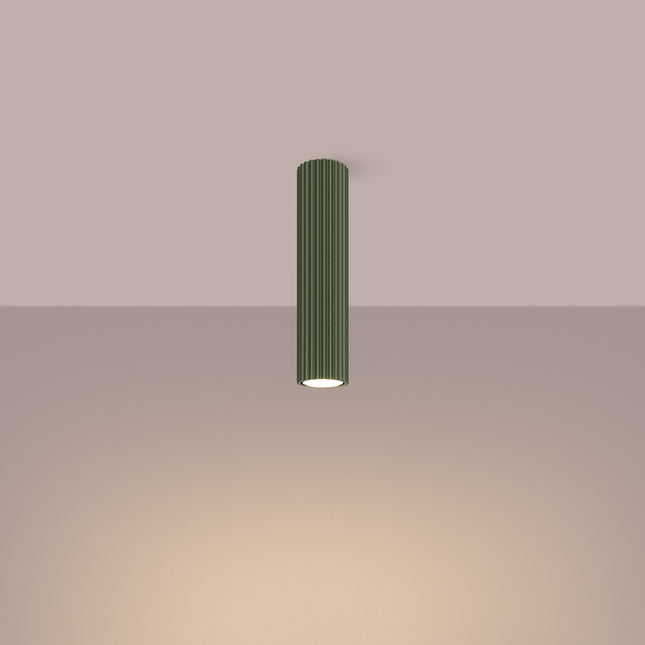 Plafonnier Oslo 30 vert olive vu de trois quarts, silhouette cylindrique fixée au plafond