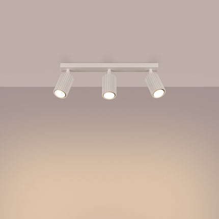 Plafonnier Oslo 3L beige vu en angle, aluminium cannelé, trois spots orientables