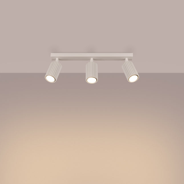 Plafonnier Oslo 3L beige vu en angle, aluminium cannelé, trois spots orientables