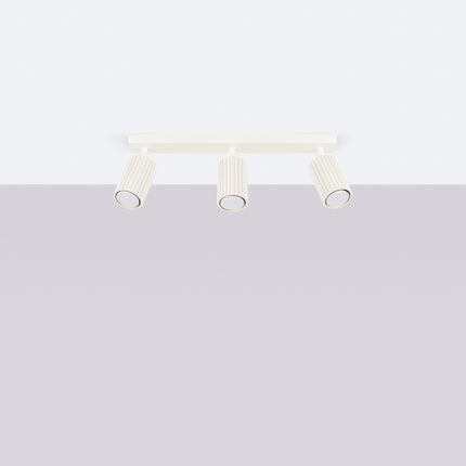 Plafonnier Oslo 3L beige suspendu au plafond dans un salon lumineux, ambiance scandinave